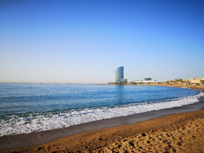 plage de barcelone avec une baby-sitter bilingue