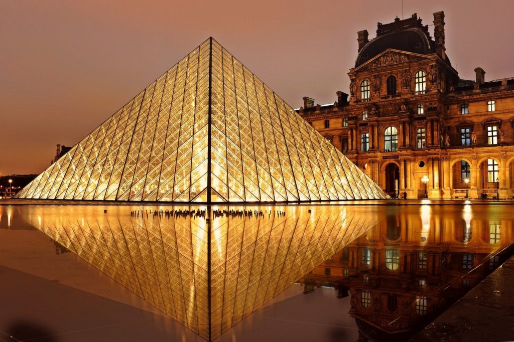 Musée du Louvre illuminé à Paris