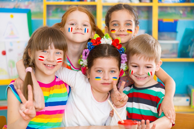 children playing to a bilingual game