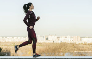 Femme qui fait un jogging