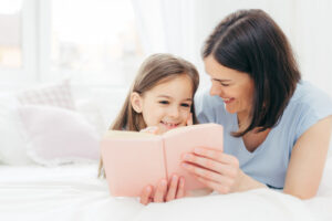 Enfant et baby-sitter lisent 