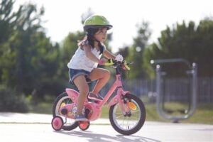 Enfant fait du vélo