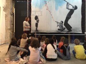 Enfants regardent un spectacle 