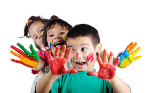 Enfants jouent avec de la peinture