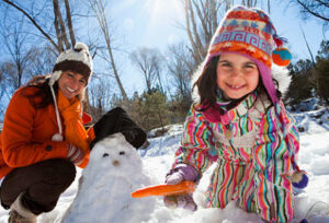 Enfant qui faitt un bonhomme de neige 