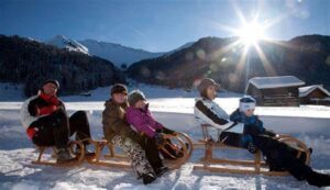 Famille qui fait de la luge