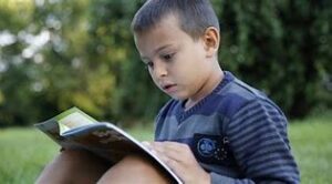 Enfant qui lit un livre à Strasbourg