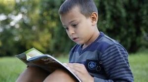 Niño leyendo un libro en Strasbourg