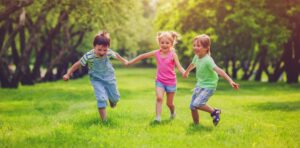 Enfants qui jouent à l'extérieur