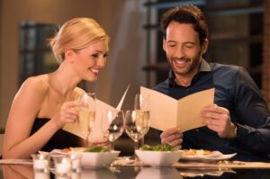 Pareja en el restaurante el día de San Valentín