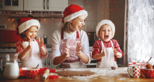 Famille qui cuisine à Noël