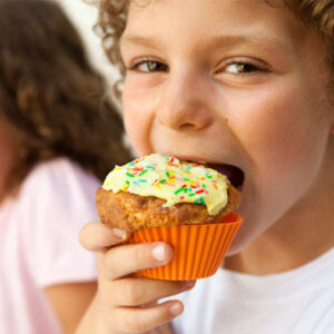 garçon qui mange un cupcake