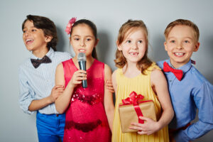 Niño cantando en una fiesta de cumpleaños