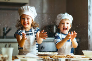 Enfant qui font de la cuisine