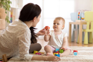 la baby-sitter idéale à l'écoute et attentionnée 