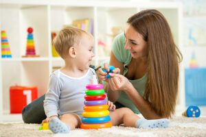  La baby-sitter dynamique qui s'occupe des enfants 