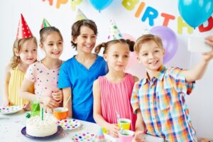 Des enfants prenne une photo anniversaire