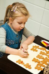 fille qui cuisine des pains d'épice 