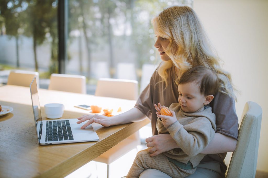 Femme qui déclare sa babysitter