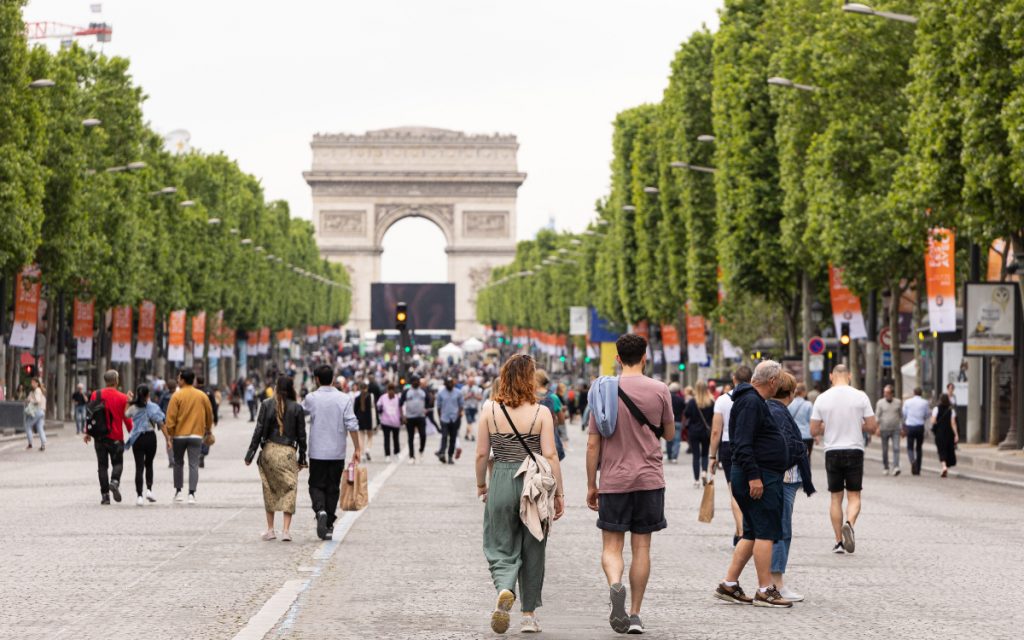 Champs-Elysées baby-sitter