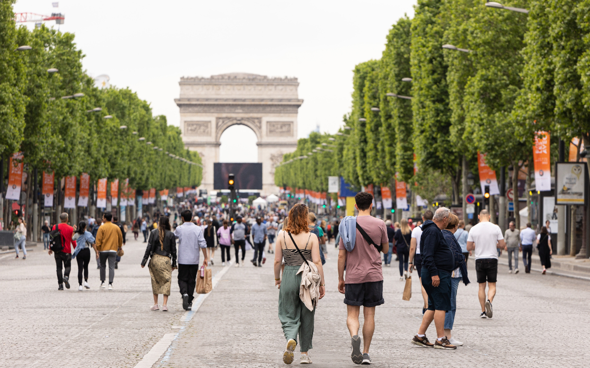 New balance paris champs elysee hot sale